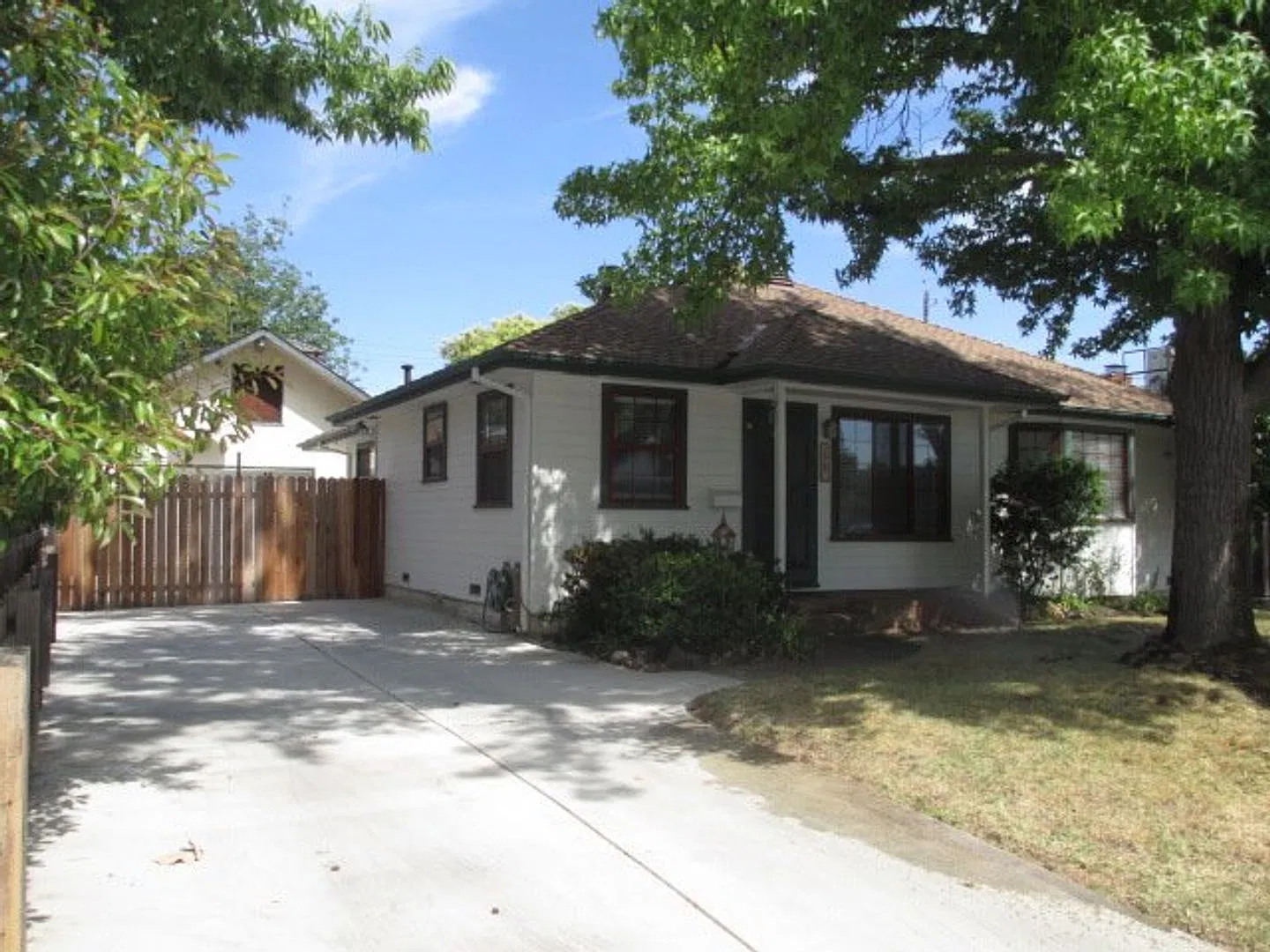 Tahoe Park home with 2 car garage — Photo 1
