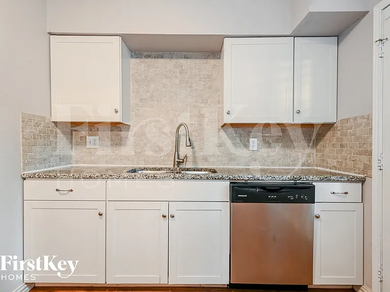 302 Shorewood Dr — Photo 8