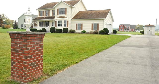 1st image of 3 Garden Ln