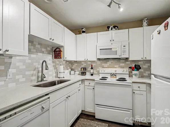 37 Hamiltons Harbor Dr #613, Lake Wylie, SC 29710