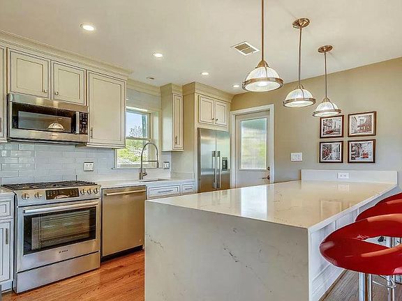 3rd image of 904 Constellation Dr
