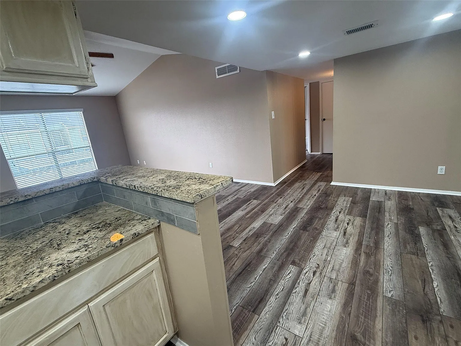 2 bed, 2.0 bath, 1044 sqft, $1,600 — Photo 2