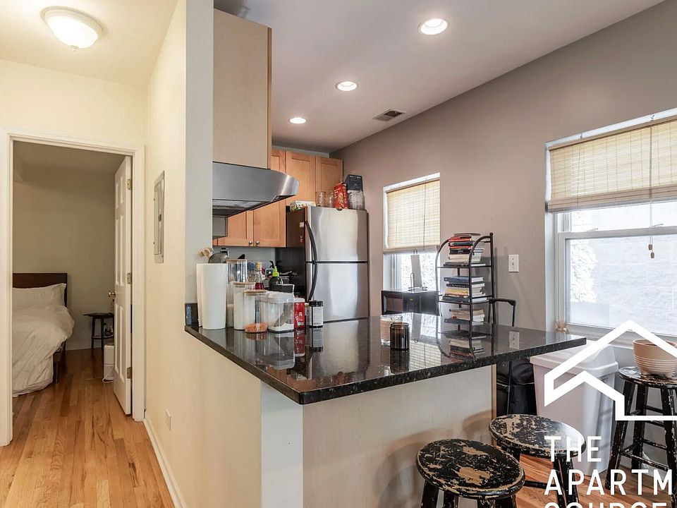 1st image of 906 N Wood St #1