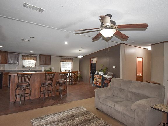 4th image of 150 Melissa Dr