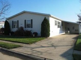 25 Periwinkle Dr, Olmsted Falls, OH 44138