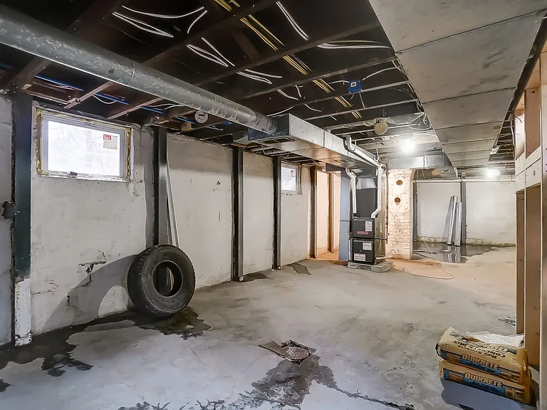 2307 Center St — Photo 40