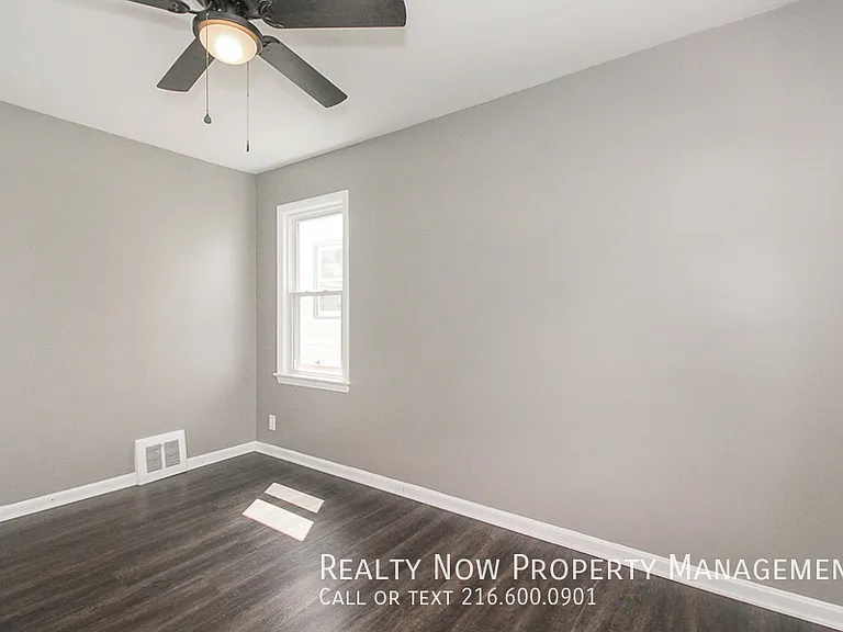 11912 Derby Ave — Photo 9