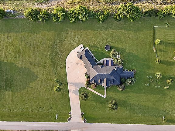 4th image of 4701 Lake Dr