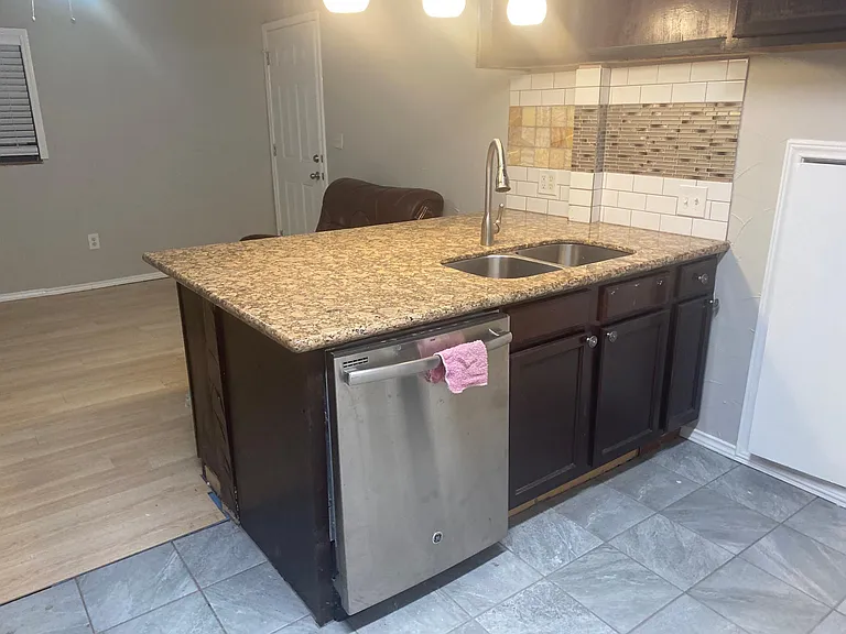 715 W Jefferson Ave — Photo 8