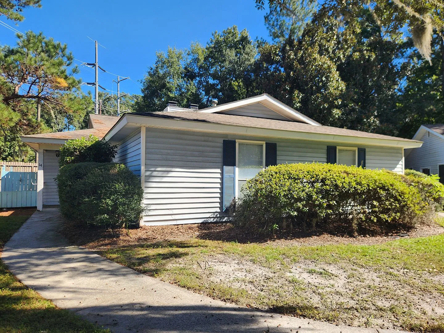Spacious 2 bedroom 2 bath townhome with walk in closets, fireplace, and washer/ dryer included. — Photo 2