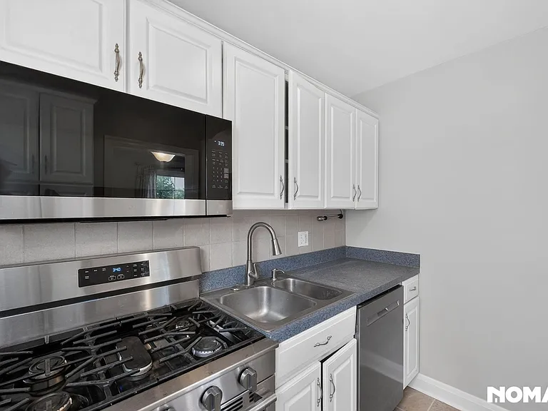 442 Westshire Dr — Photo 13