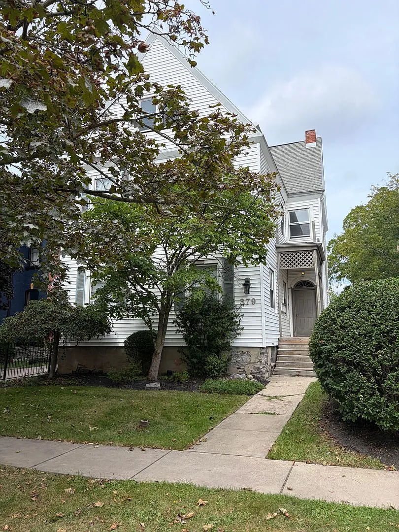 379 Bryant — Photo 2