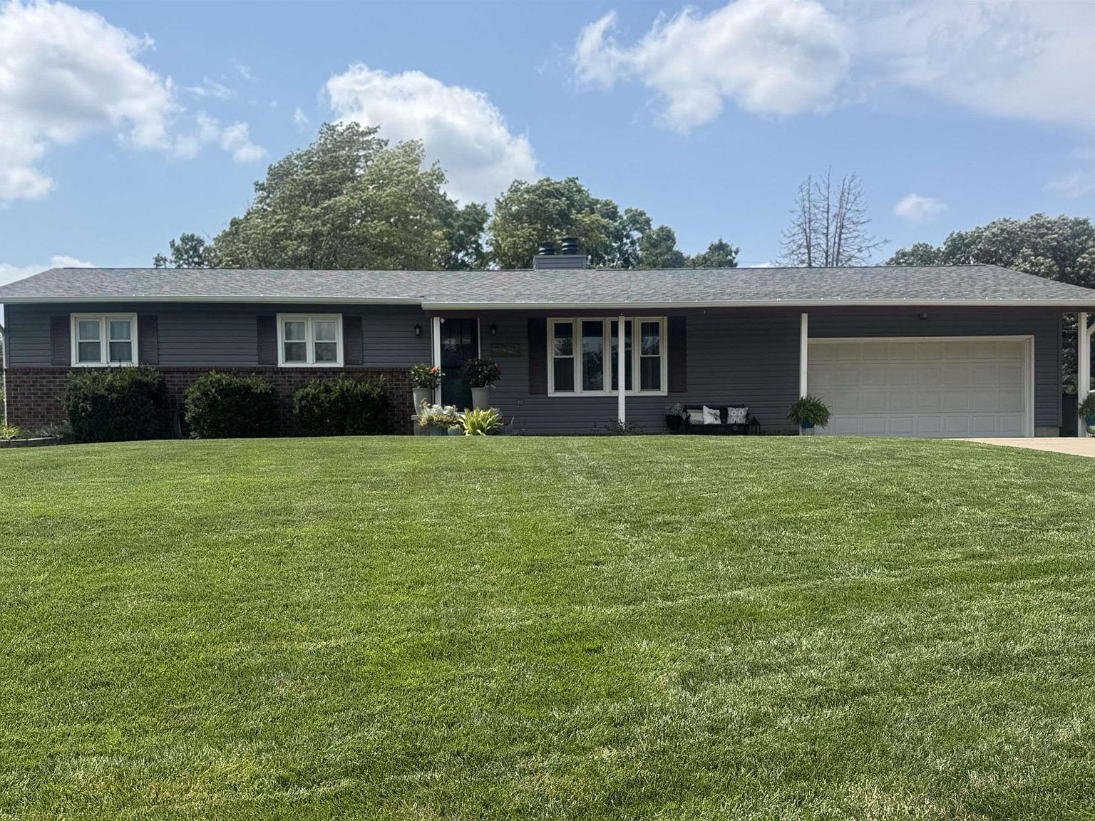 1413 Country Club Dr