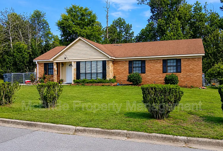 4409 Roxbury Dr — Photo 2