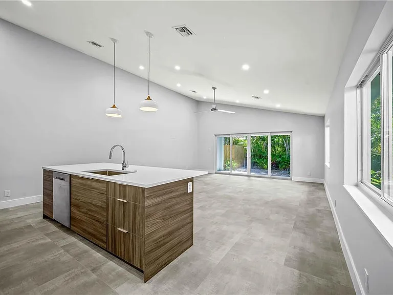 828 NE 17th Way — Photo 4