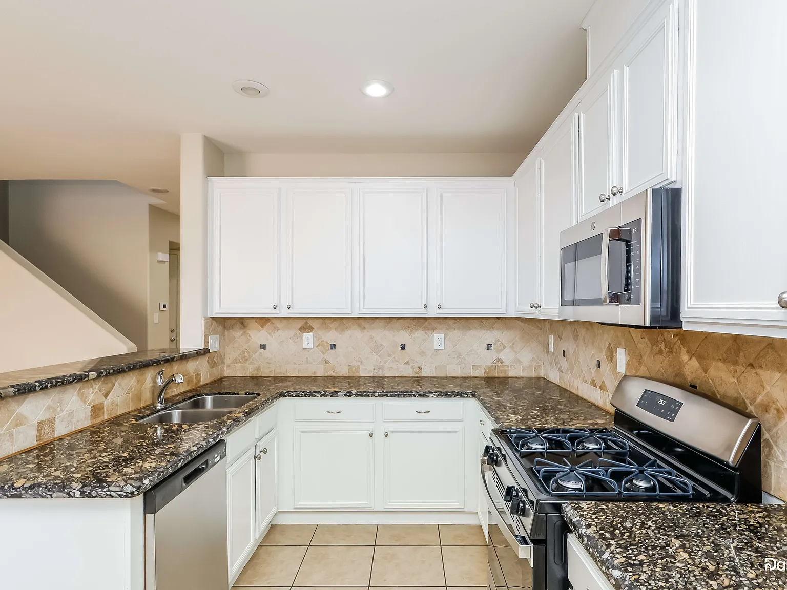3 bed, 2.5 bath, 1849 sqft, $2,445 — Photo 2