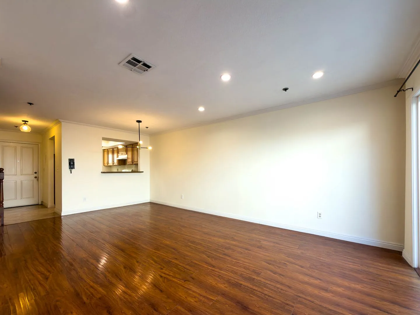 Spacious 2BR/2.5BA Condo with Private Patio in Glendale — Photo 4