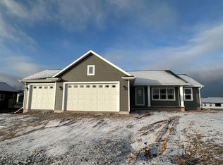 N1719 Waterlefe Dr, Greenville, WI 54942