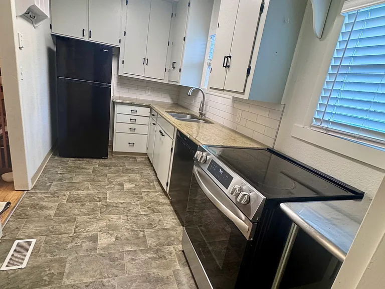 926 NE Davis St — Photo 11