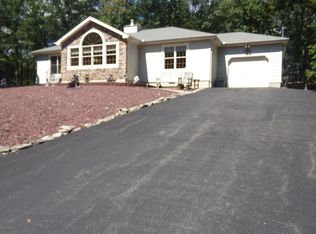 223 Robin Ct, Bushkill, PA 18324