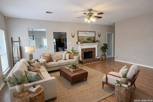 3 bed, 2.0 bath, 1802 sqft, $2,200 — Photo 2