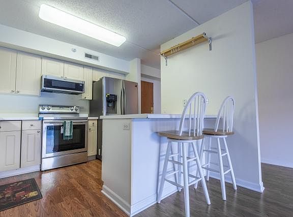 2nd image of 811 Chicago Ave APT 403