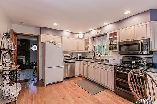 5th image of 158 Phyllis Dr