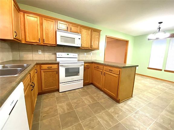 4th image of 424 NE Wolf Creek Dr