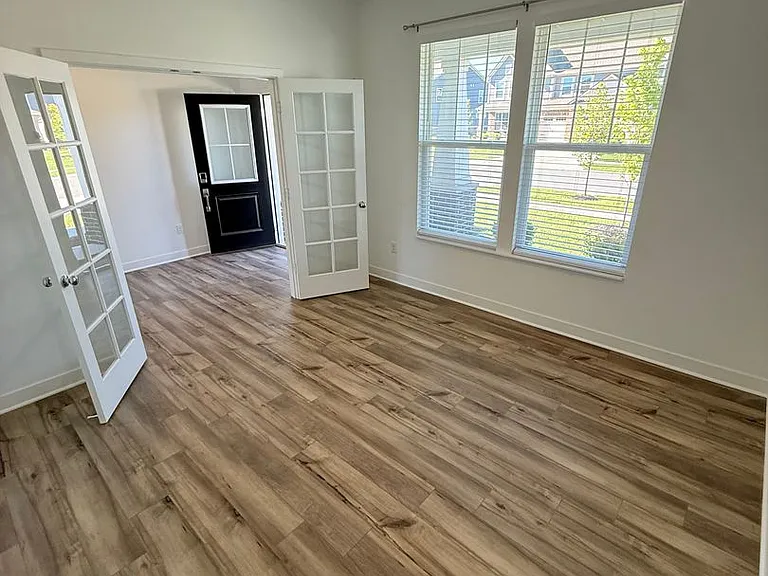 1046 Elmwood Ln — Photo 17