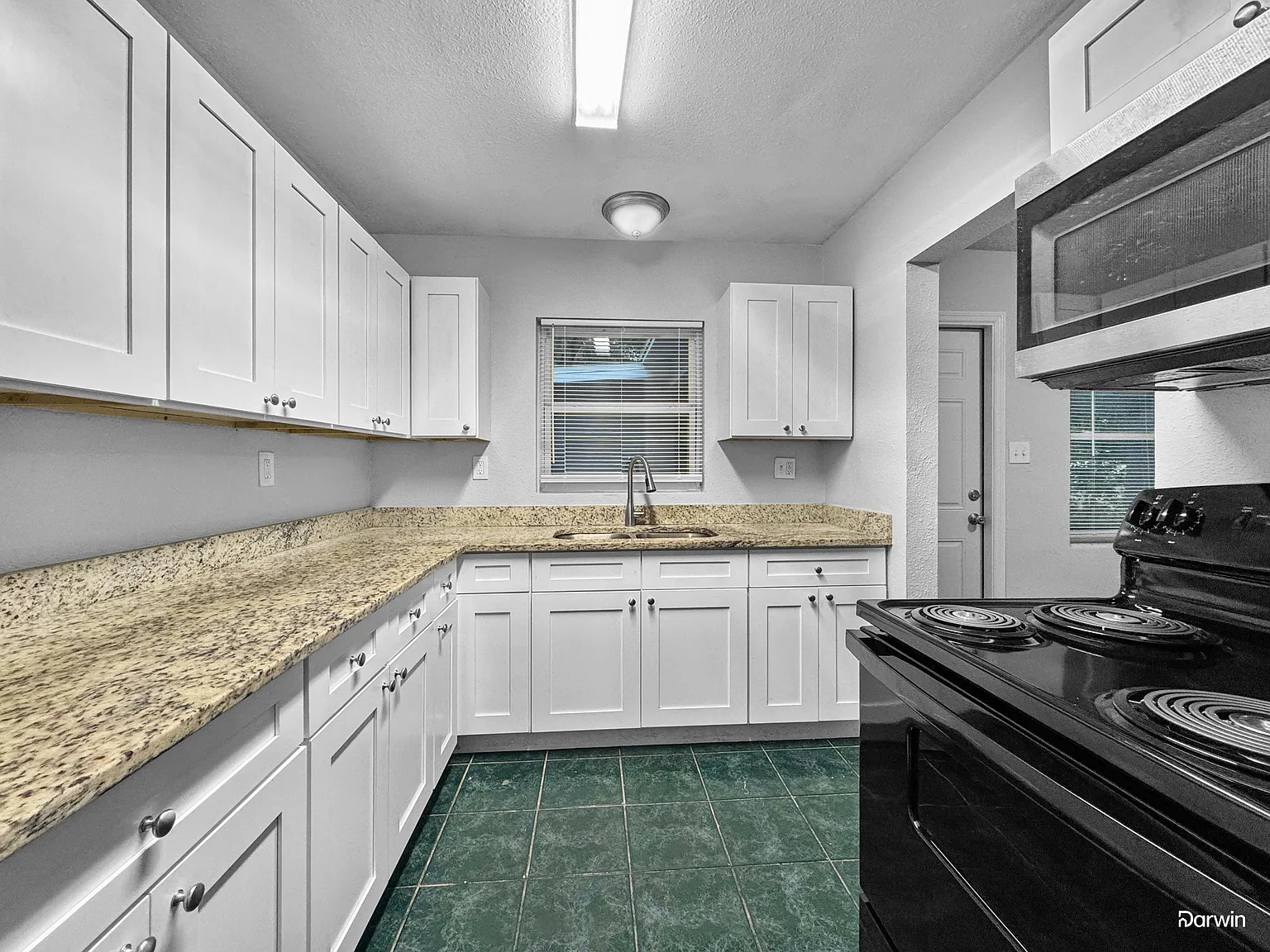 3 bed, 1.0 bath, 1281 sqft, $2,155 — Photo 4