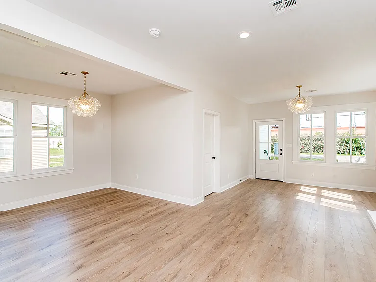 445 W Oak St — Photo 4