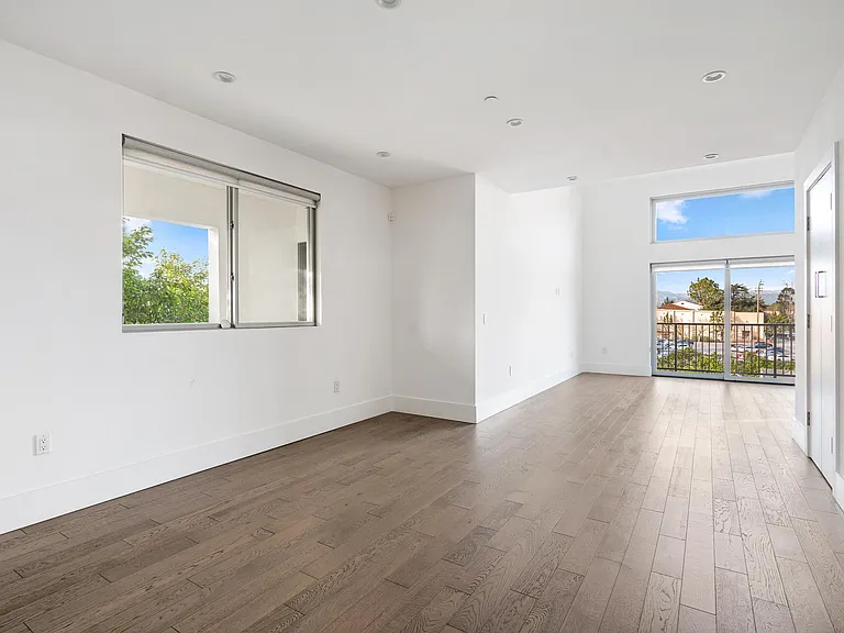 11611 Moorpark St #6 — Photo 6