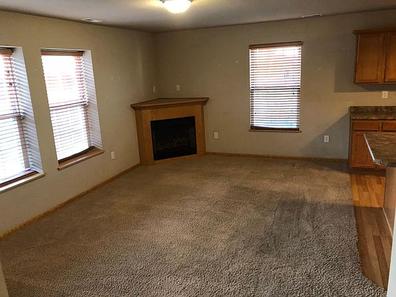 4th image of 391 NE Kingwood