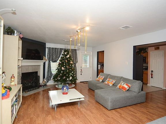 5th image of 1118 Willow West Dr