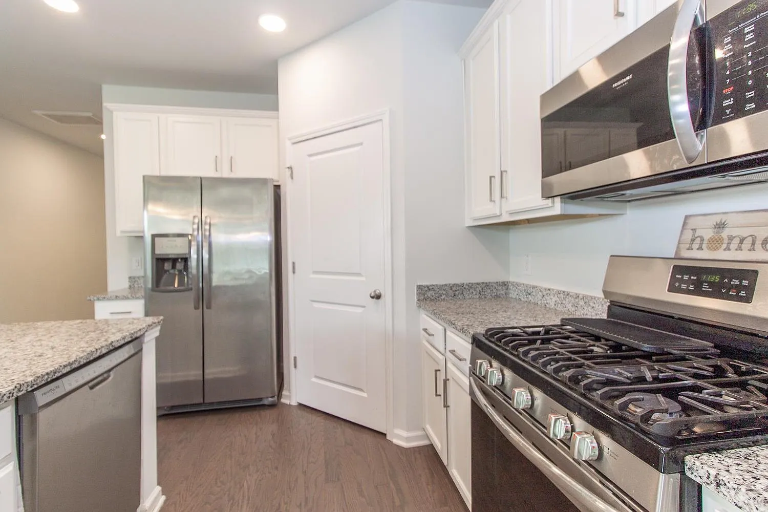 3 bed, 1719 sqft, $2,500 — Photo 4