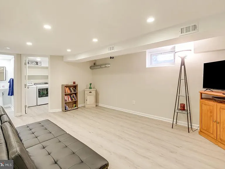 37 S Hudson St — Photo 15