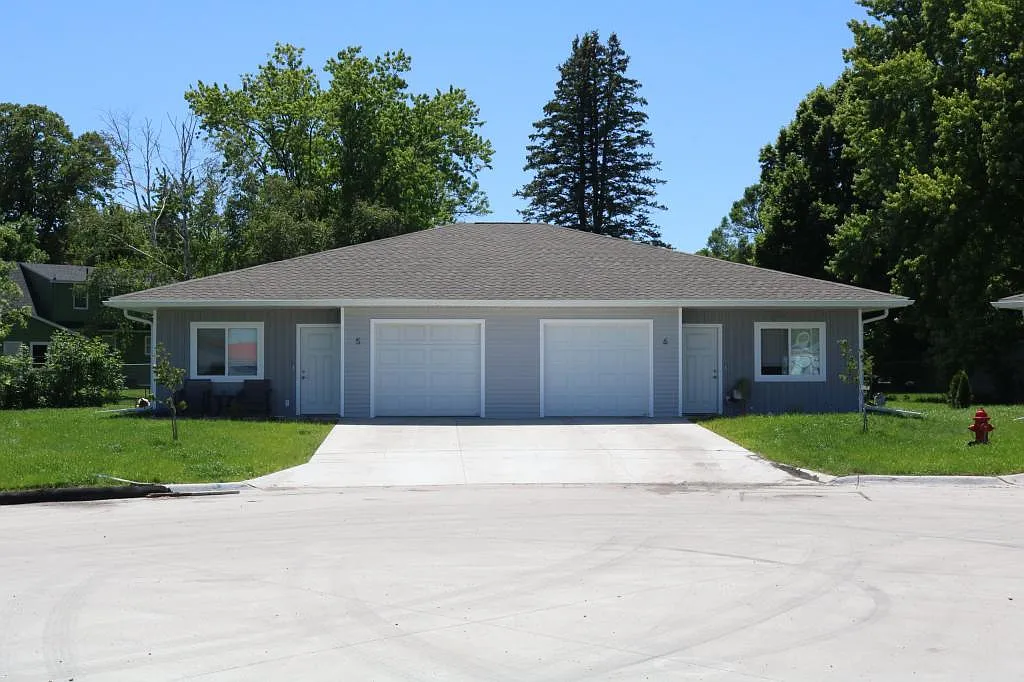 8 Reserve Court — Photo 1
