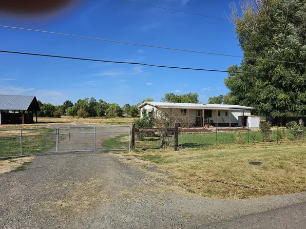 2233 Lotus Ln, Central Point, OR 97502