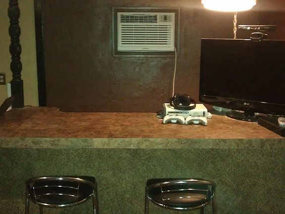 Gameroom/Dry Bar