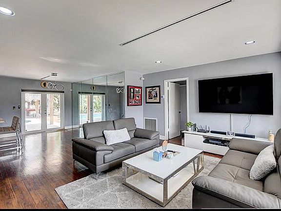 3rd image of 515 Nettles Blvd
