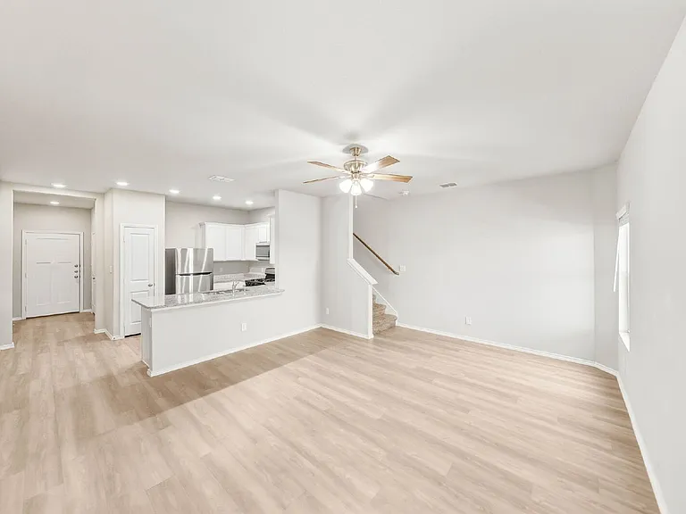 266 Stefan Est — Photo 6