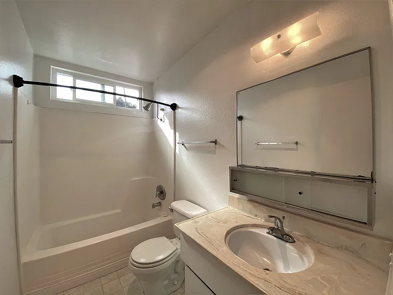 911 Thomas Ave #7 — Photo 9