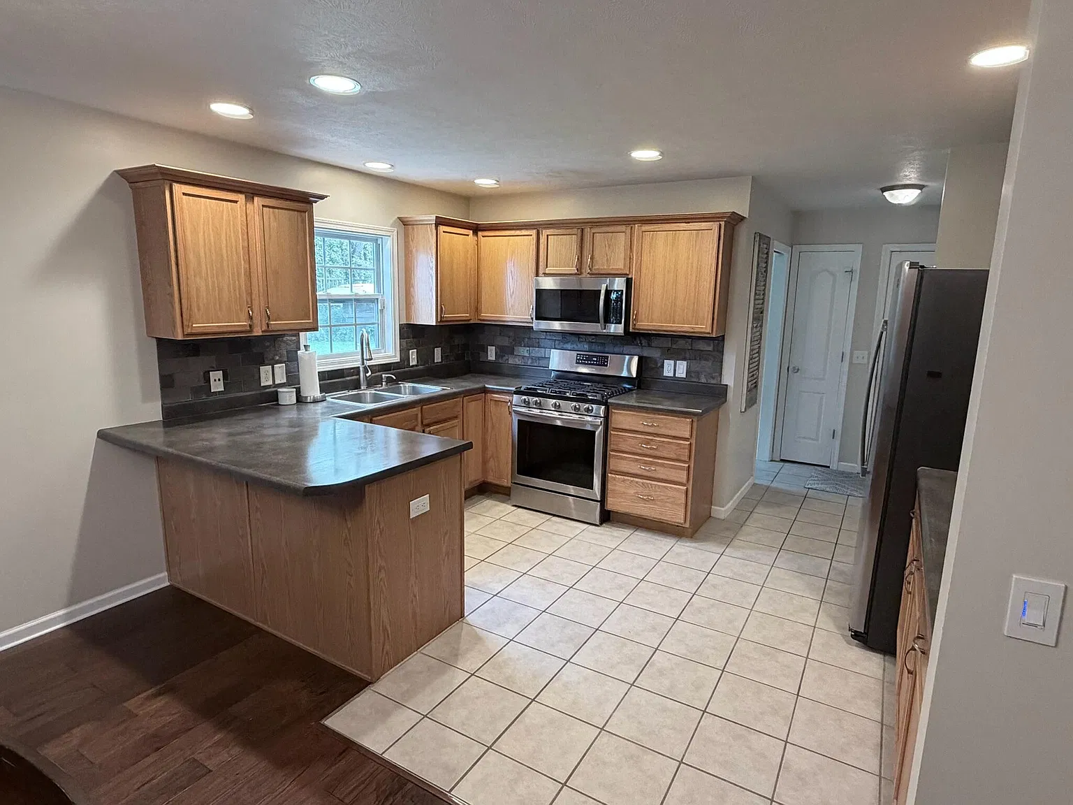 3 bed, 3.5 bath, 2400 sqft, $2,700 — Photo 4