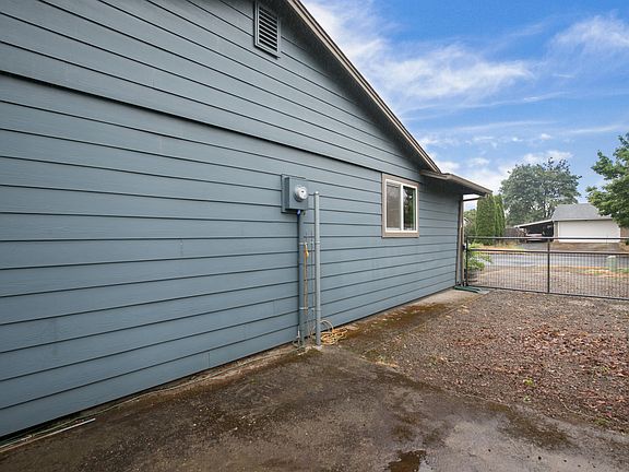 3rd image of 2810 NE 152nd Ave