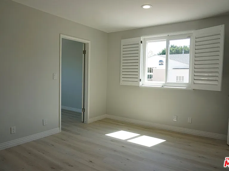 221 N Bowling Green Way — Photo 5