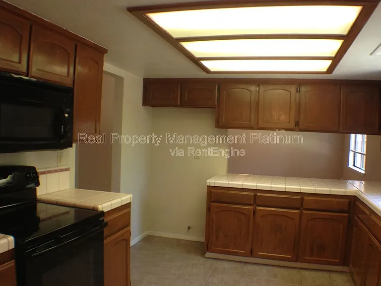 675 N Claremont Ave — Photo 8
