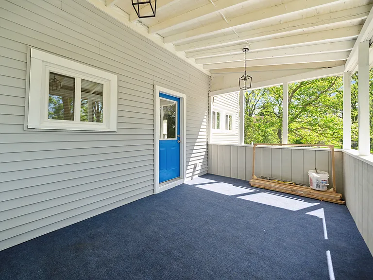 Screened in porch