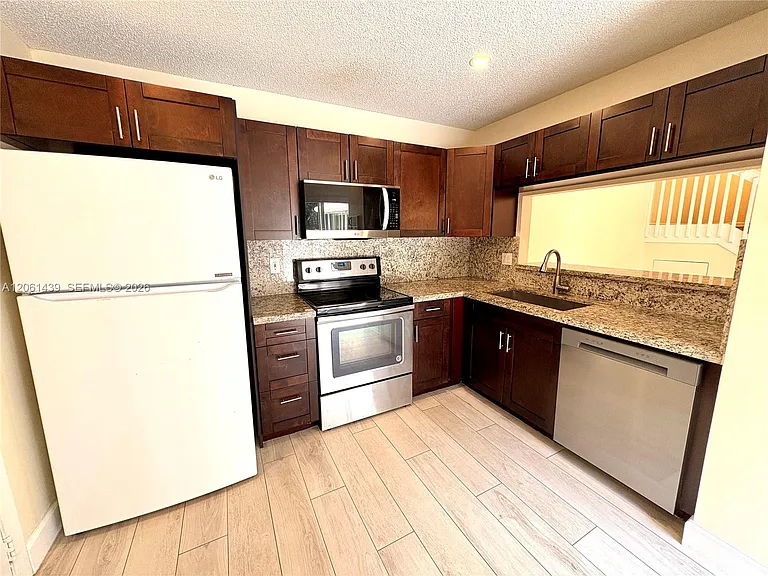 11196 Longboat Dr — Photo 7