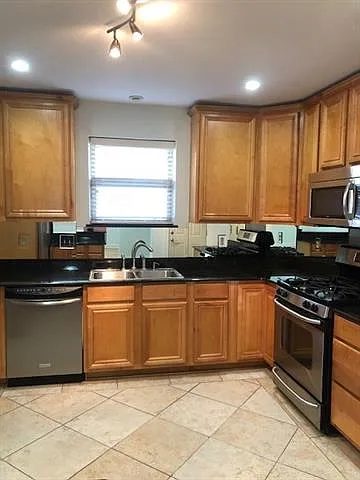 2 bed, 1.5 bath, 1054 sqft, $1,750 — Photo 4