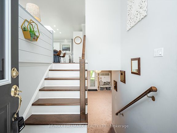 5th image of 1044 Riddell Ave